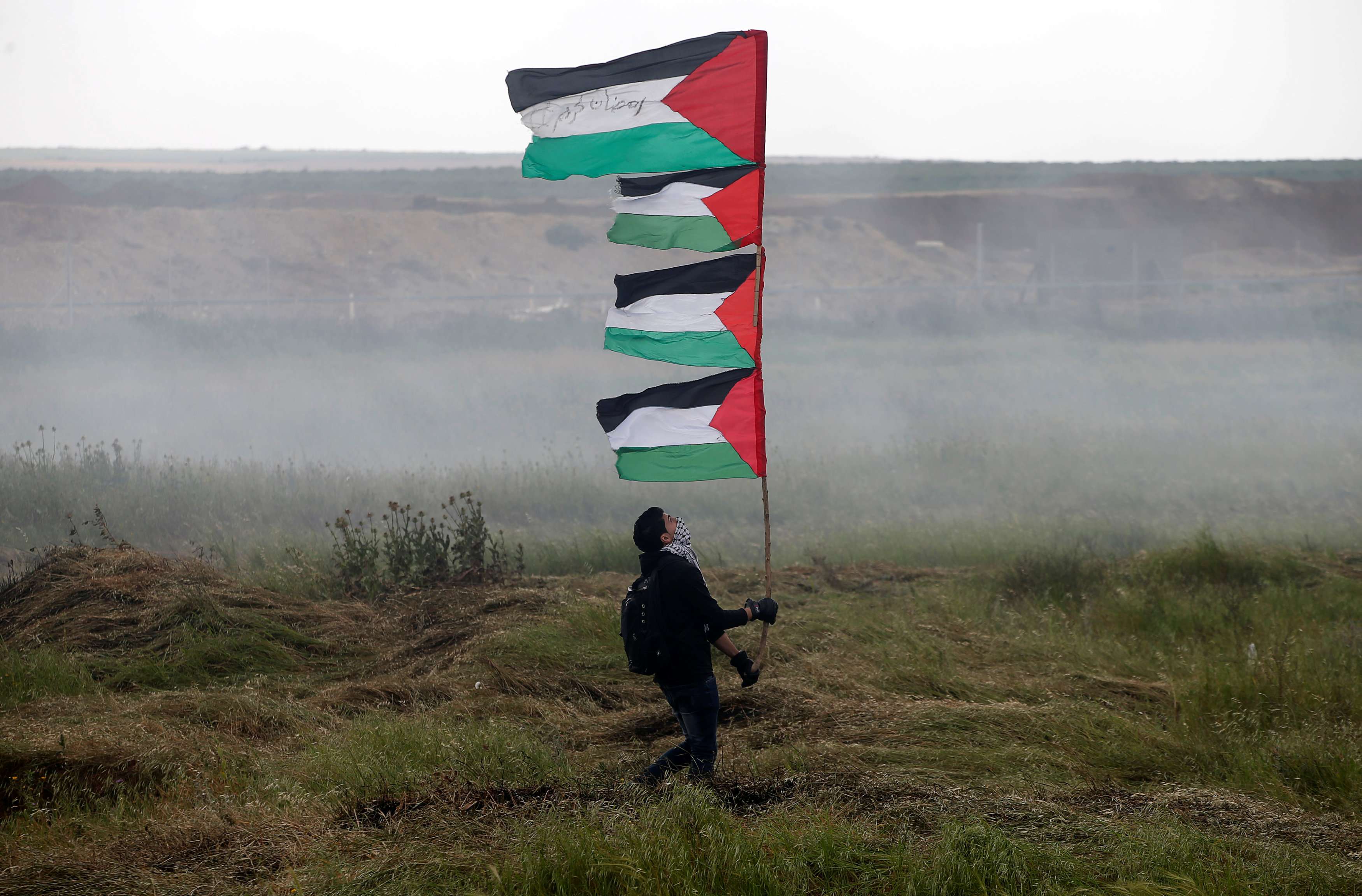 شاب فلسطيني يحمل علم بلاده
