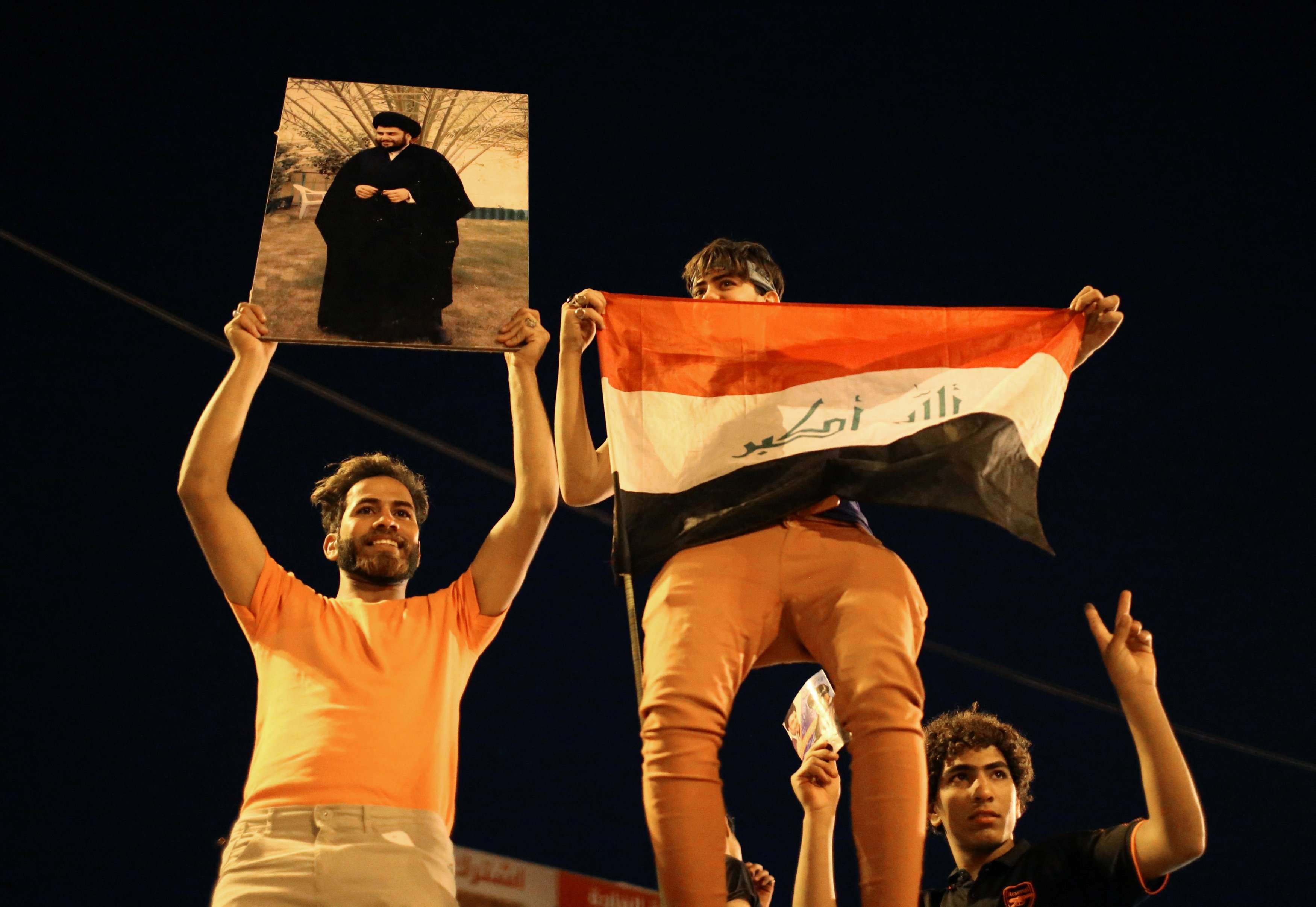 أنصار الصدر يحتفلون بفوزه في الانتخابات