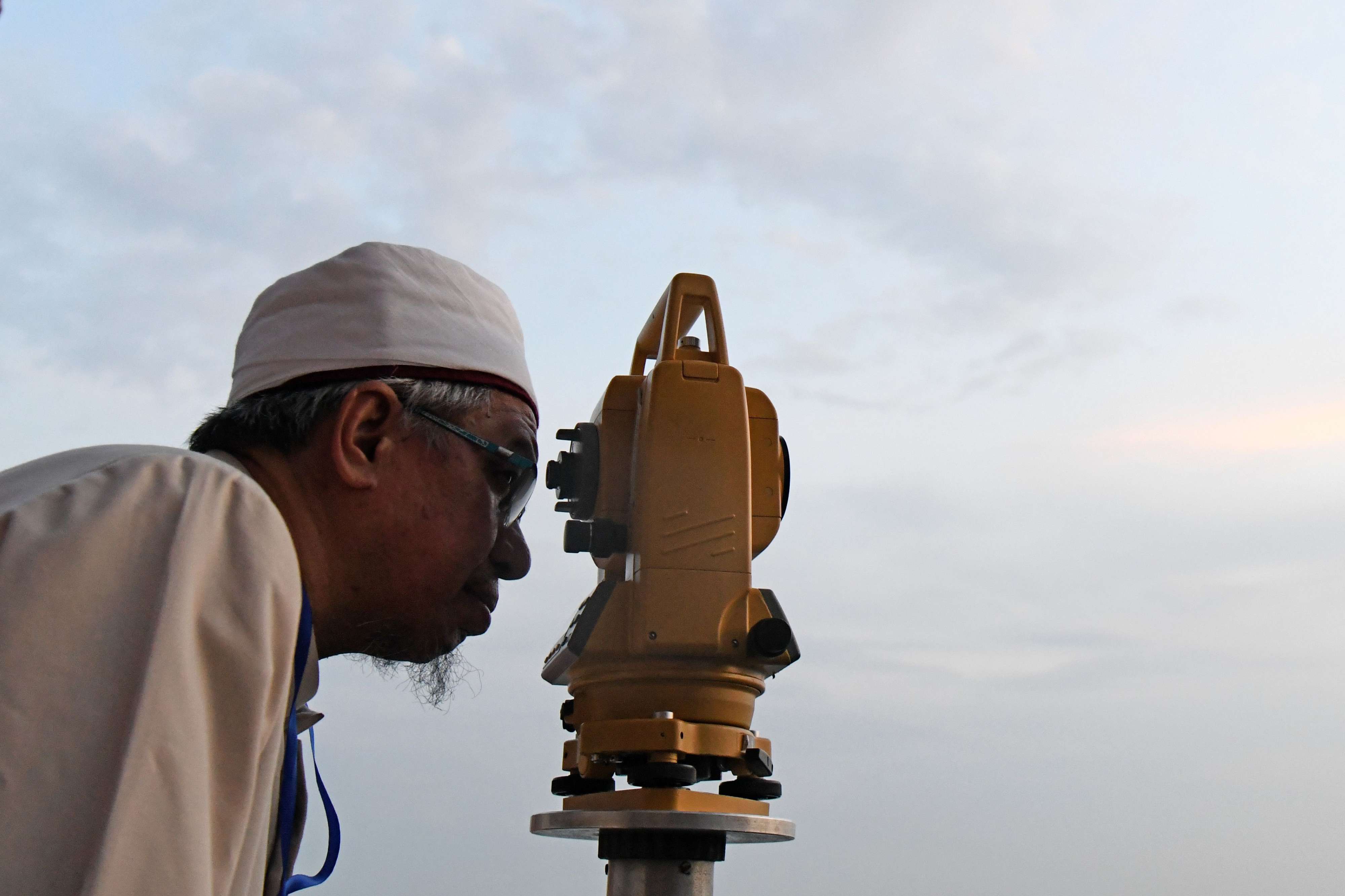 تحري هلال رمضان