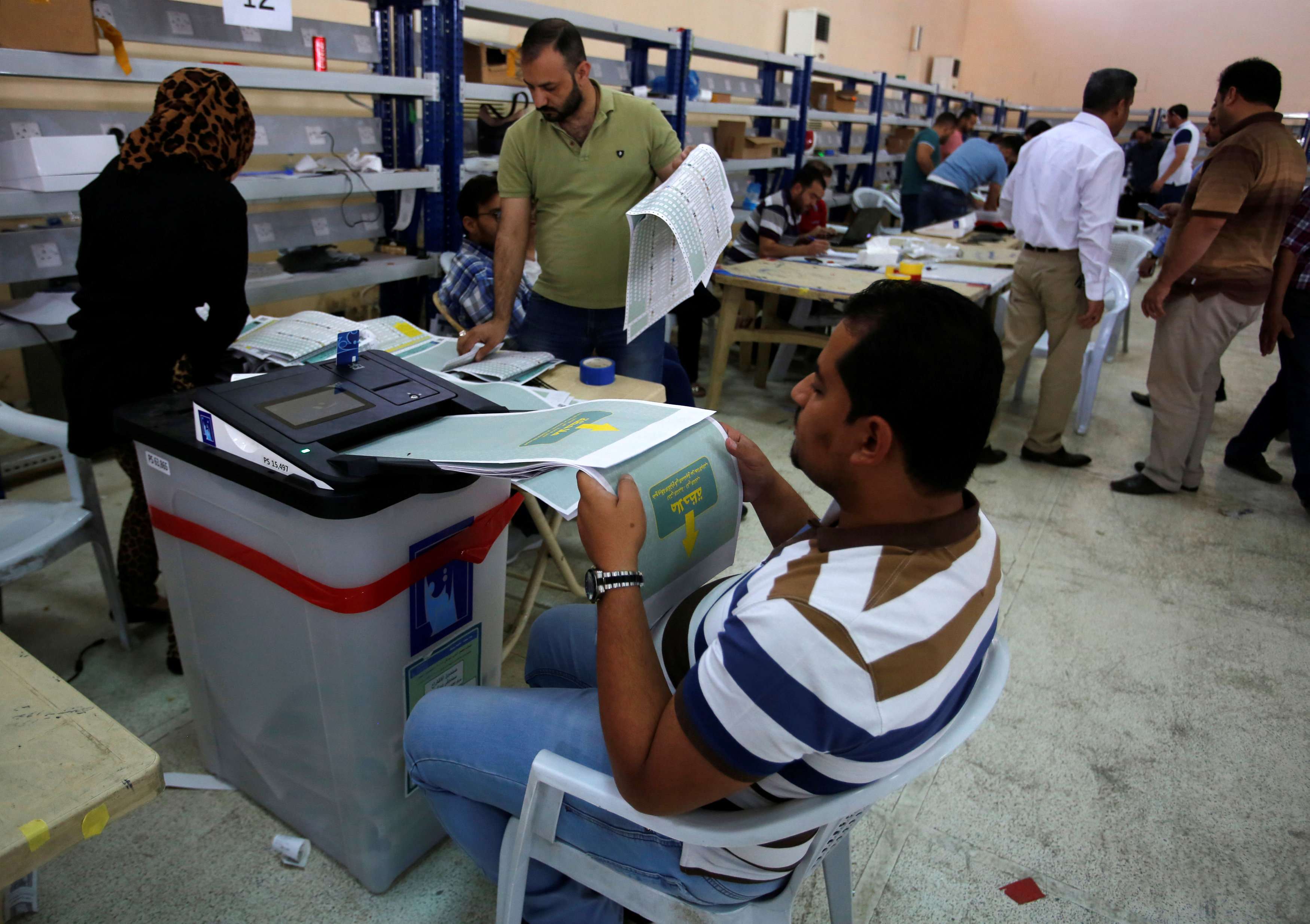 فرز اصوات الناخبين العراقيين