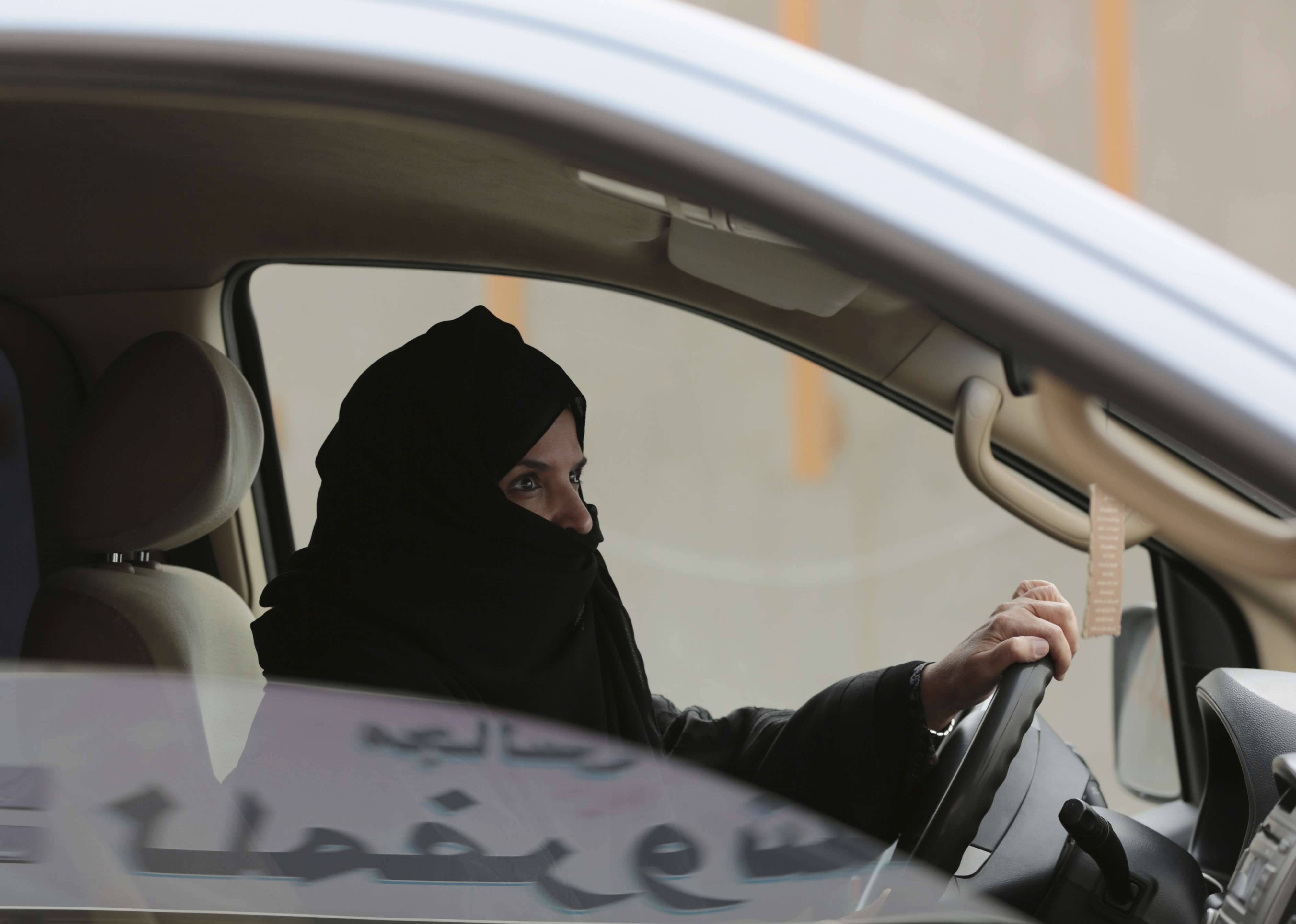 مرأة سعودية تقود سيارة