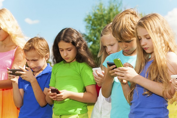 أطفال على مواقع التواصل