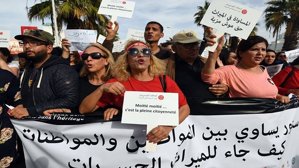 المرأة تطالب بالمساواة في الميراث