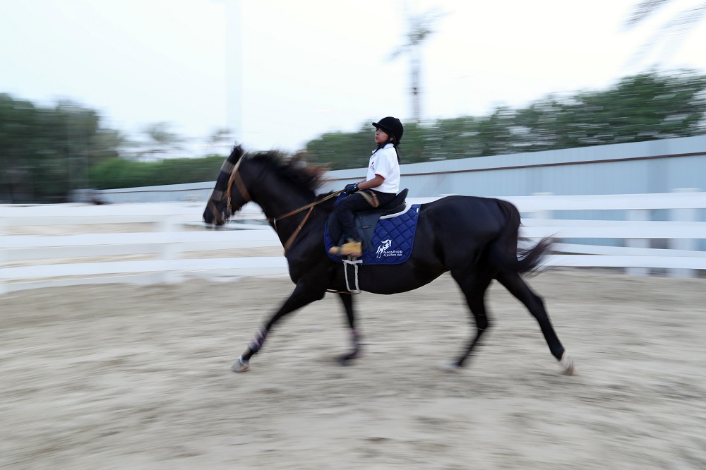 طفلة سعودية تتعالج من اعاقة بركوب الخيل