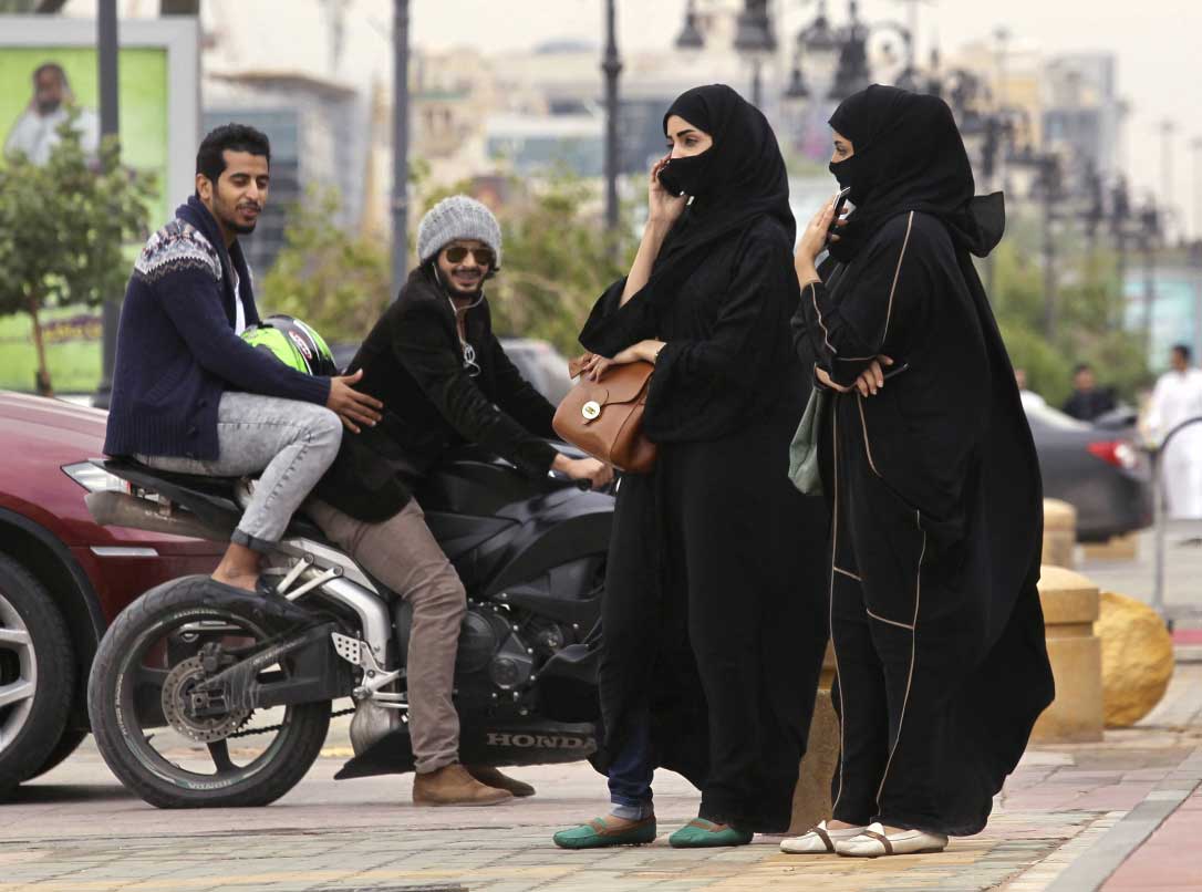 شابان على دراجة نارية يعاكسان فتاتين في السعودية