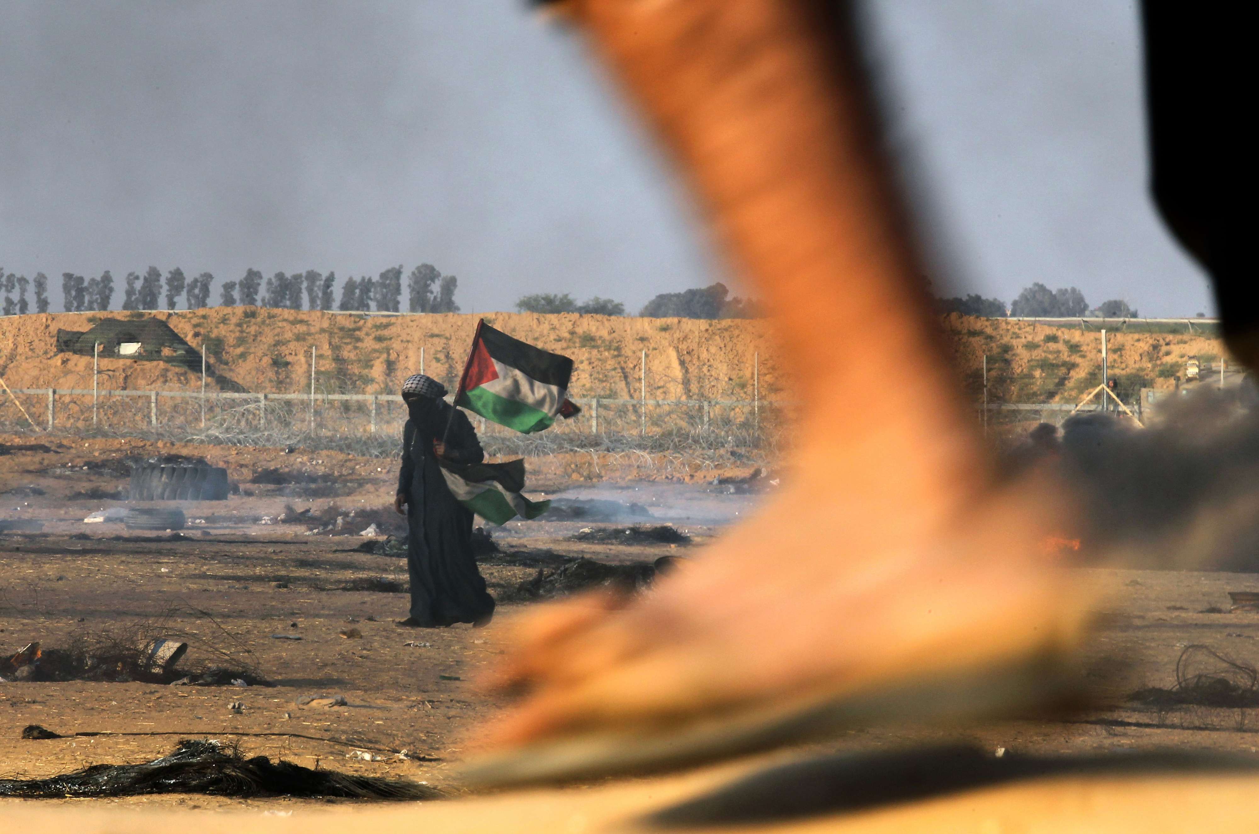 متظاهرة فلسطينية على الحدود بين غزة وإسرائيل