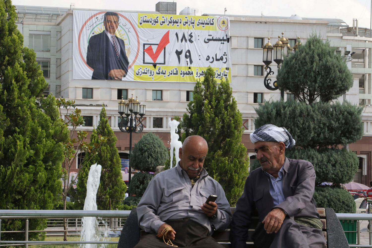كرديان يجلسان في حديقة في أربيل اثناء فترة الانتخابات