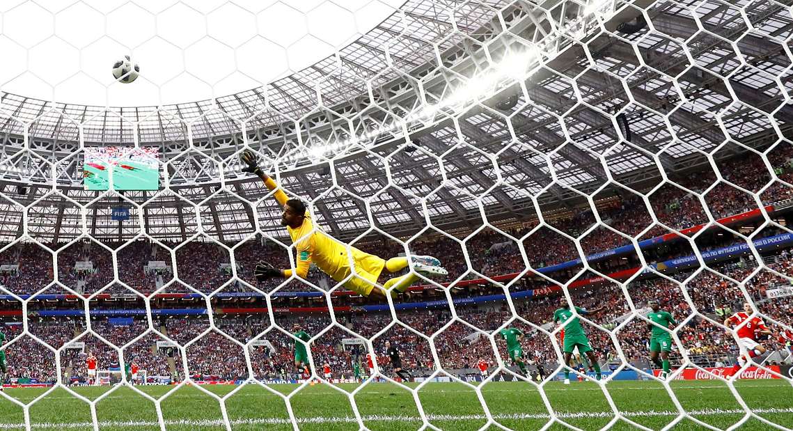 حارس السعودية يتلقى هدفا رابعا 