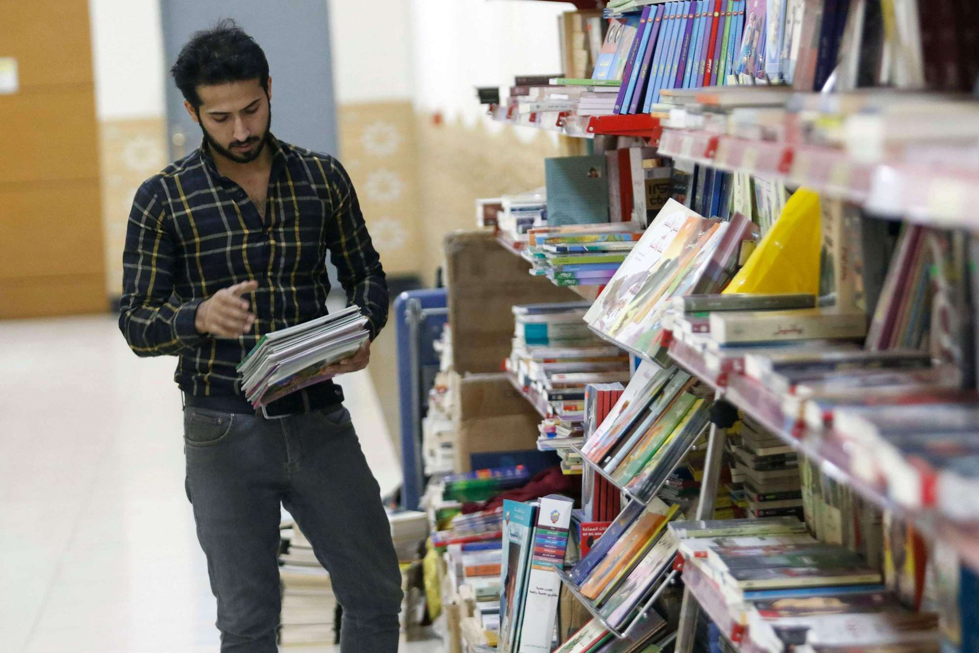 مشرق جبار في مكتبته
