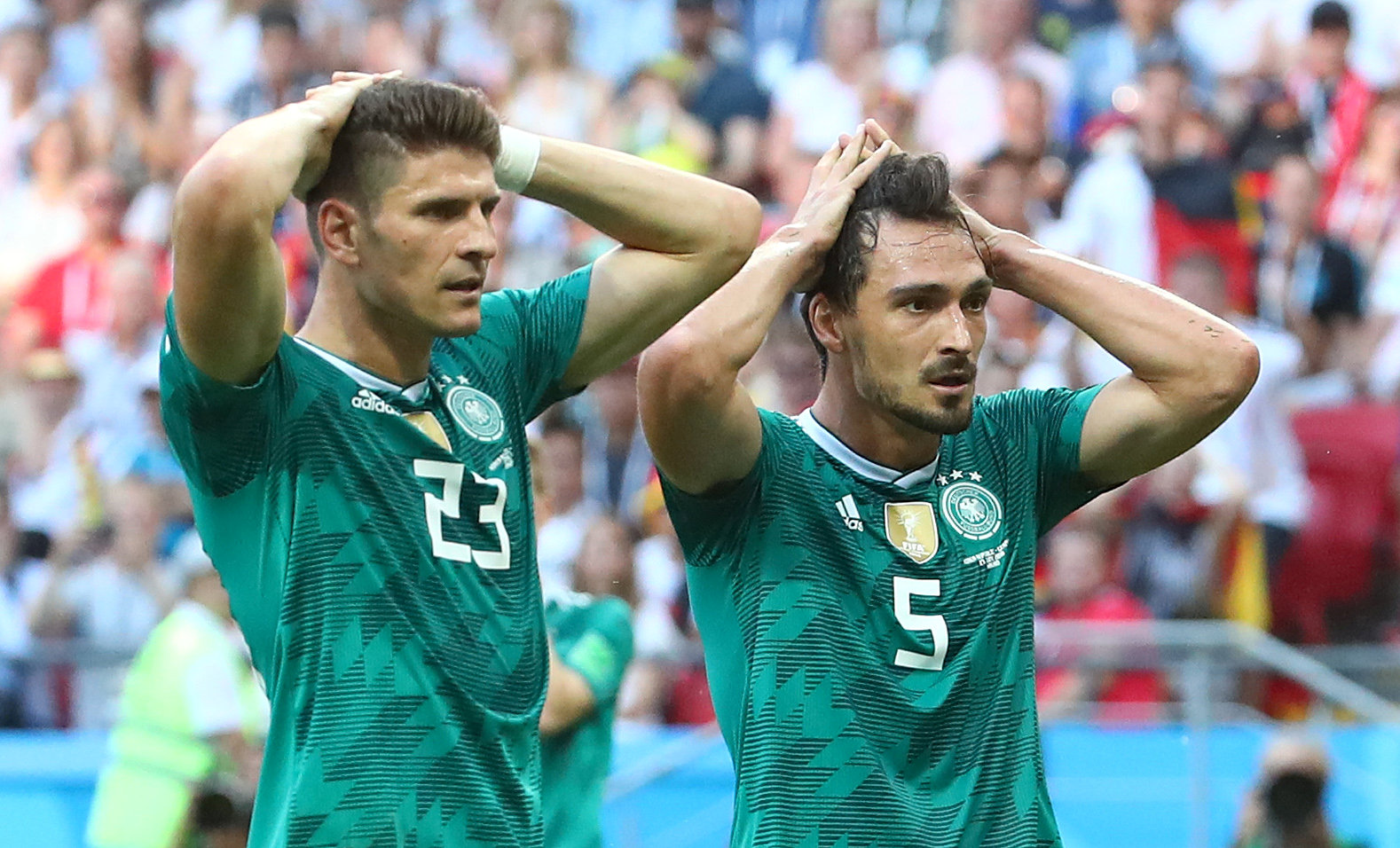هوملز مدافع المانيا خلال مباراة فريقه أمام كوريا