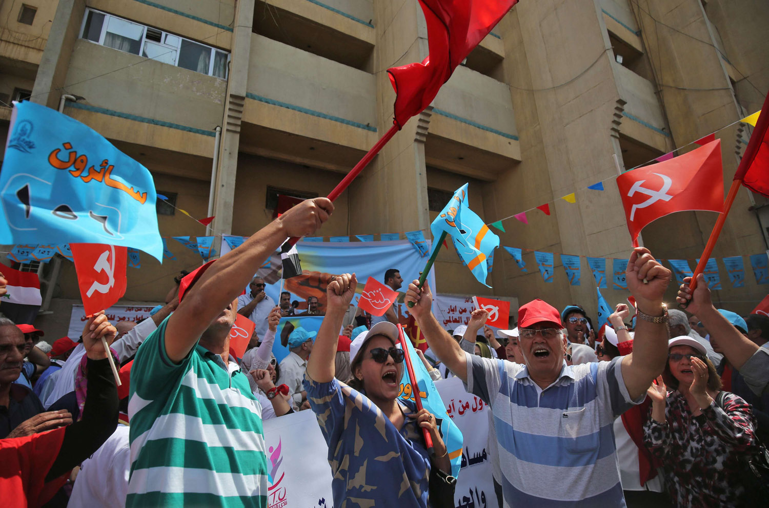 شيوعيون عراقيون يتظاهرون احتفالا أمام مقر الحزب في بغداد