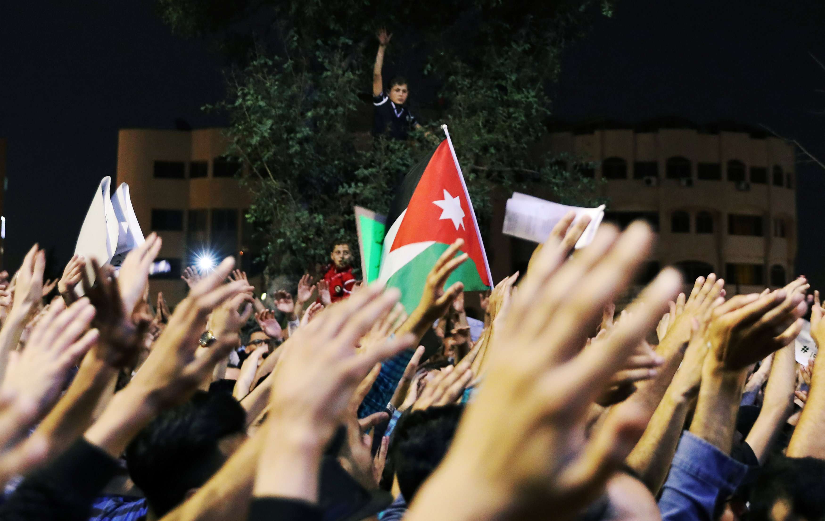 احتجاجات 'القشة الأخيرة'