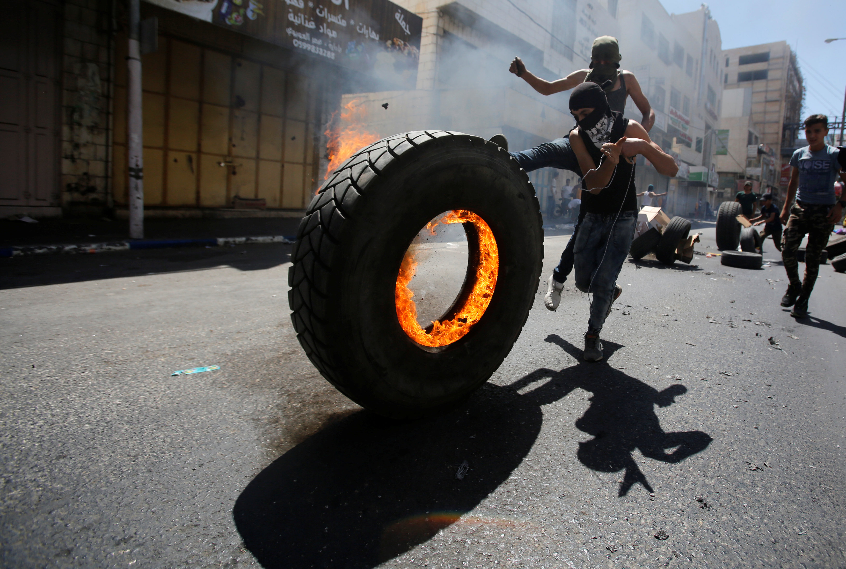 الاجراءات الاسرائيلية تفجر غضبا فلسطينيا في غزة والضفة