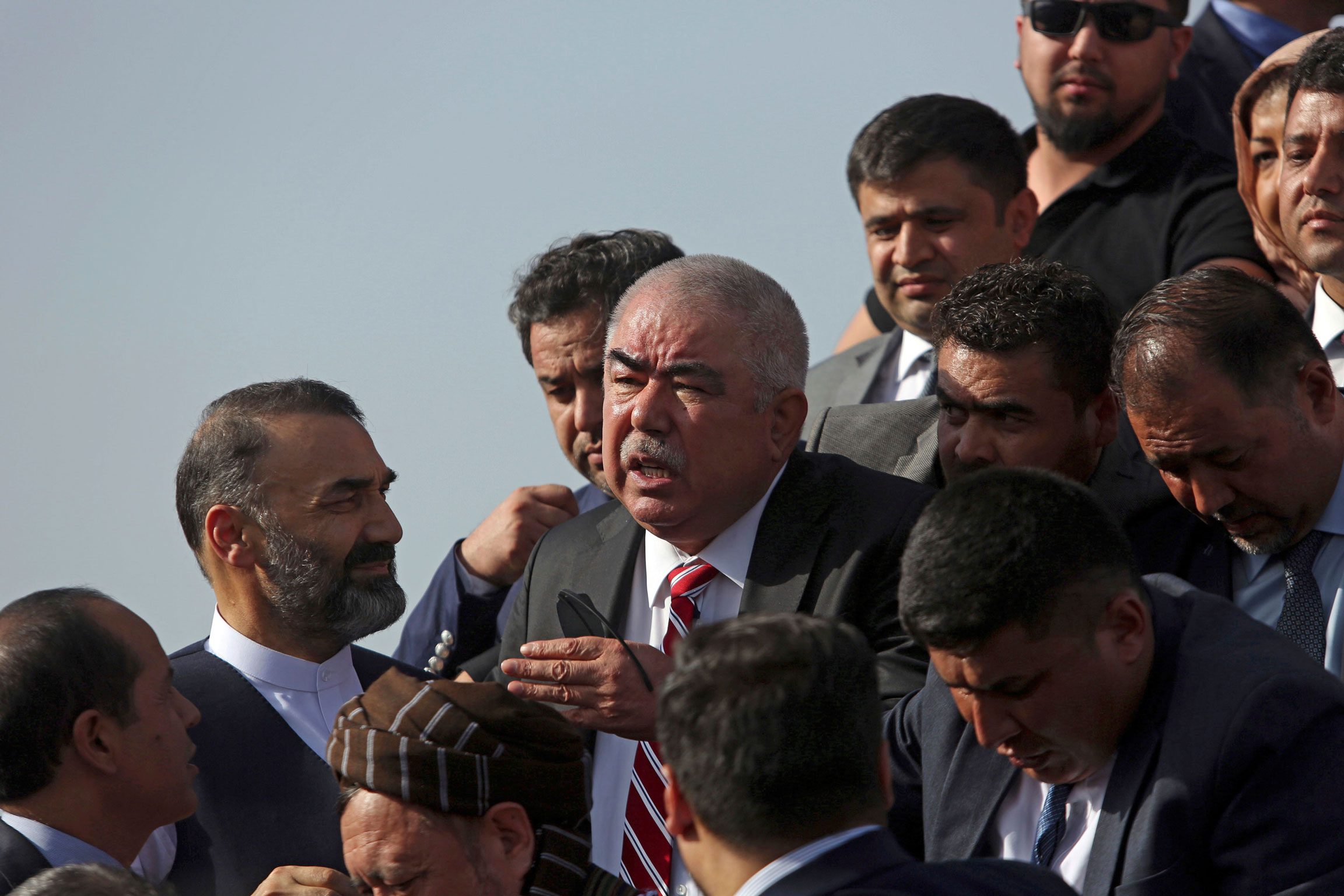 عبدالرشيد دستم نائب الرئيس الأفغاني بين أنصاره