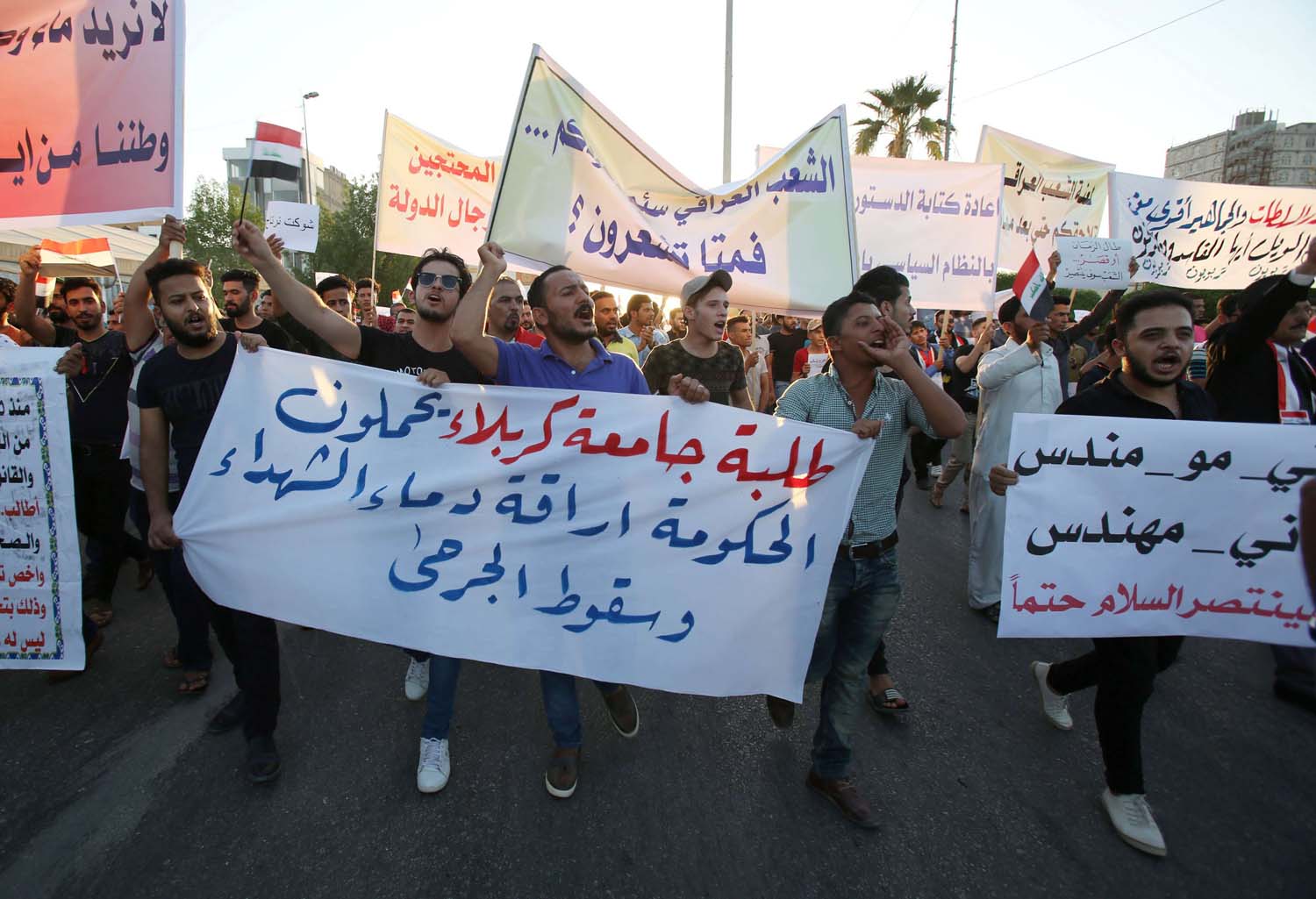 متظاهرون عراقيون في كربلاء