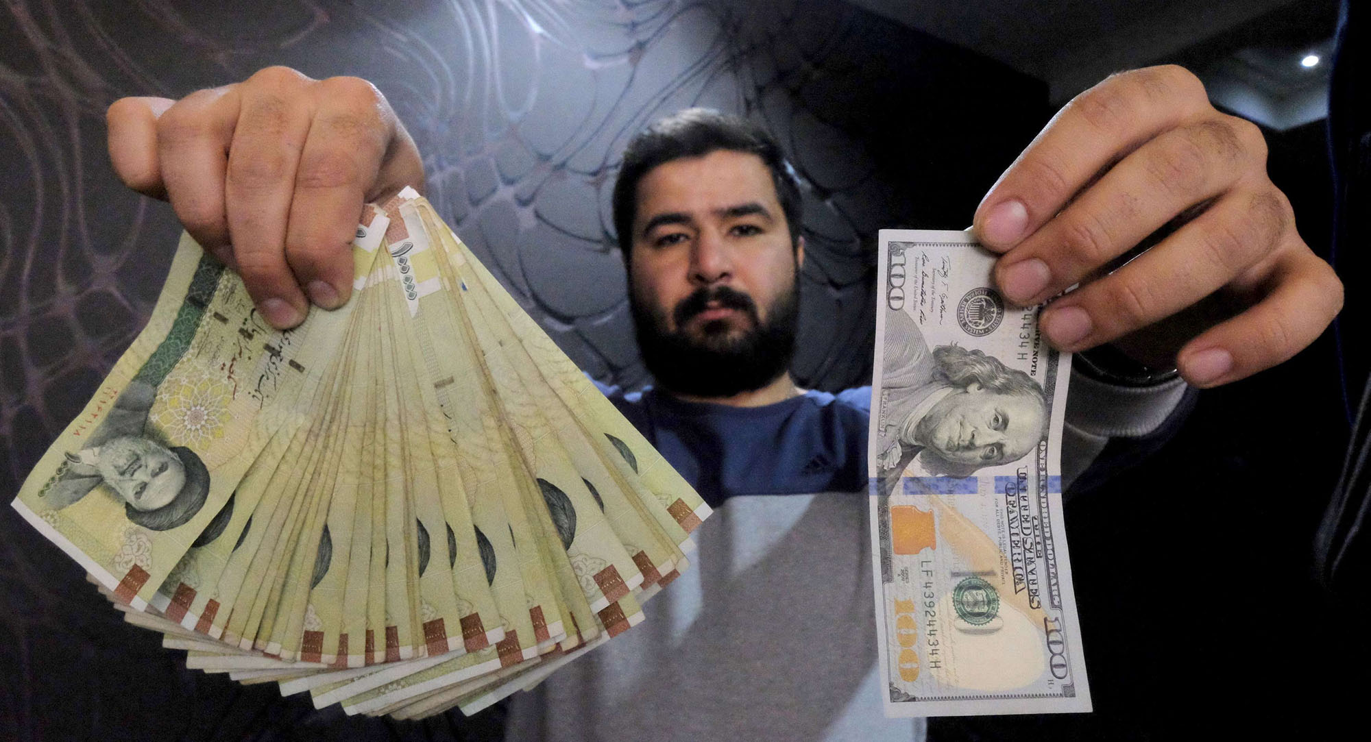 الريال الايراني يخسر نصف قيمته في اربعة اشهر