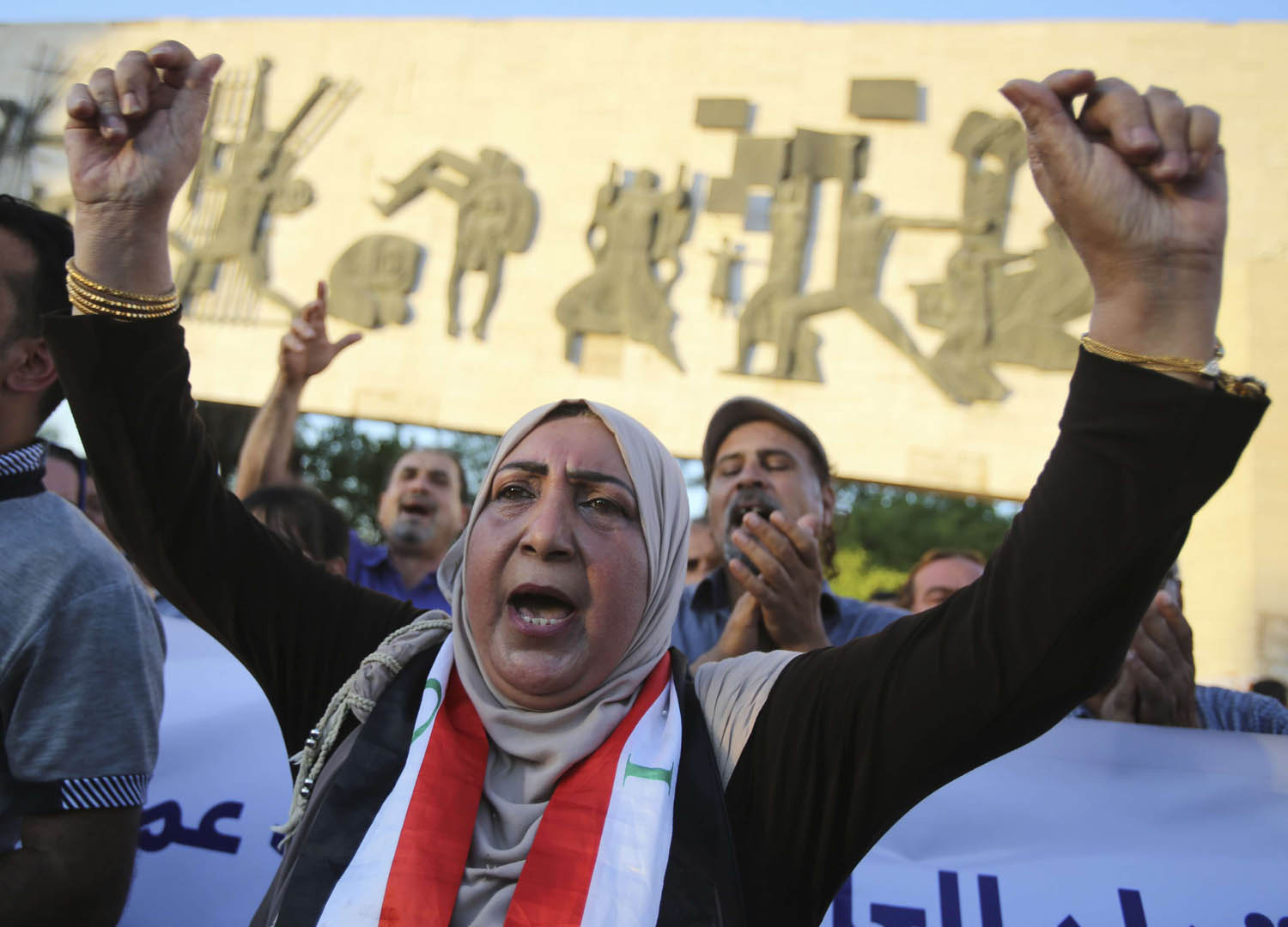 عراقية تتظاهر وسط بغداد