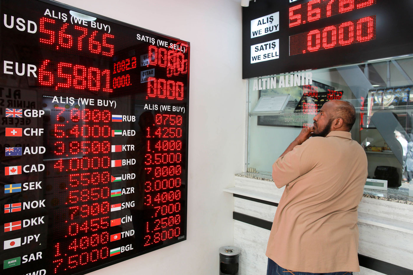 انهيار الليرة يربك الاقتصاد التركي