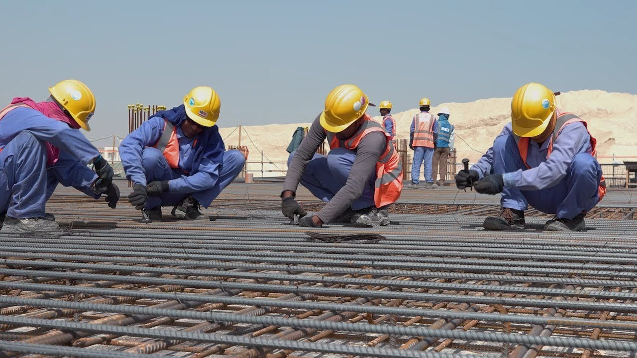 العمال في منشآت المونديال بقطر يشكون من ظروف عمل قاسية
