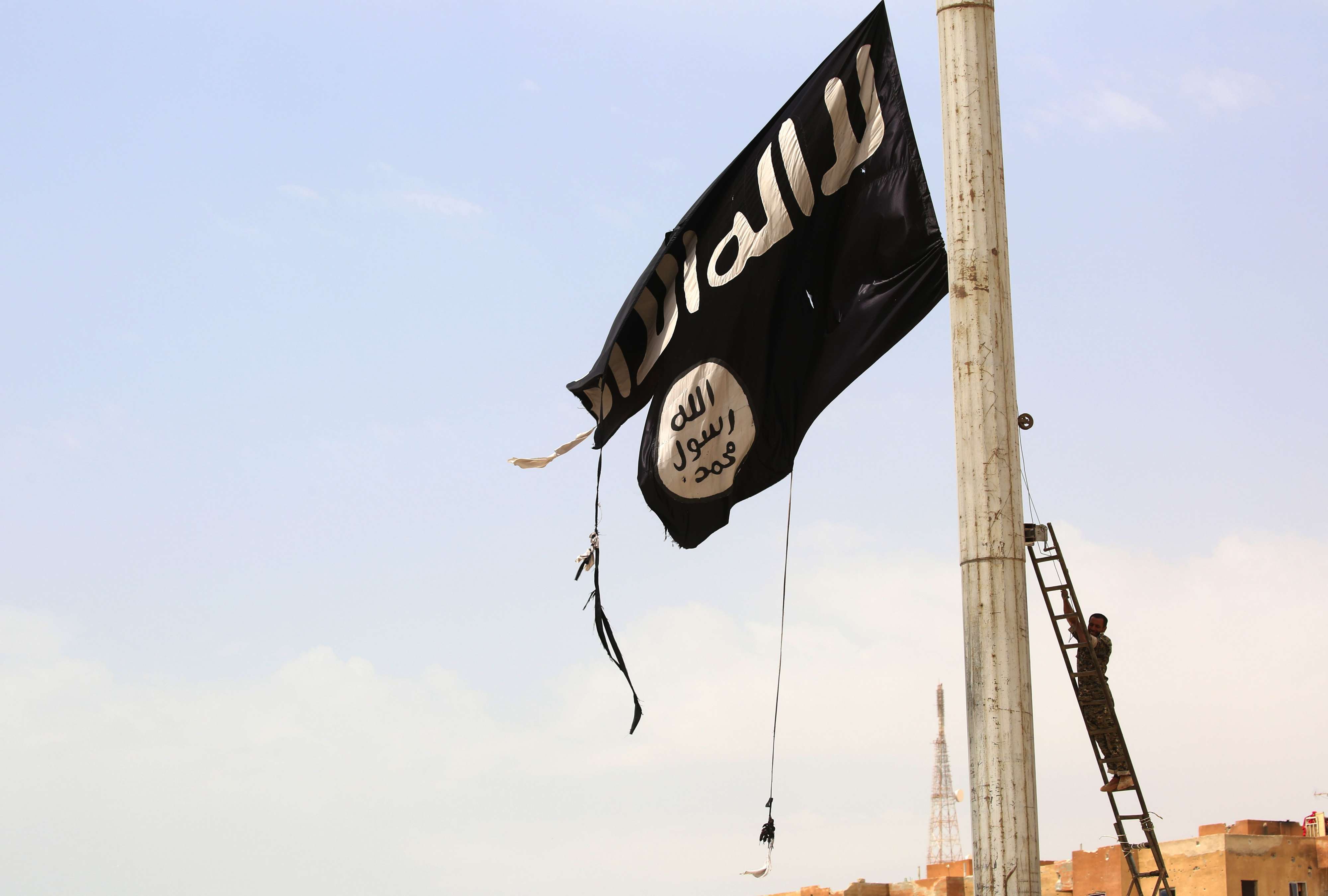 سحب راية داعش