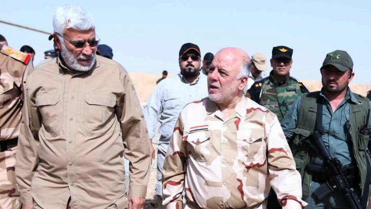 رئيس الوزراء العراقي حيدر العبادي مع نائب قائد الحشد الشعبي أبومهدي المهندس خلال فترة الحرب على داعش