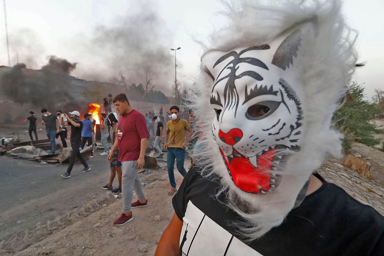 متظاهر يرتدي قناعا في البصرة