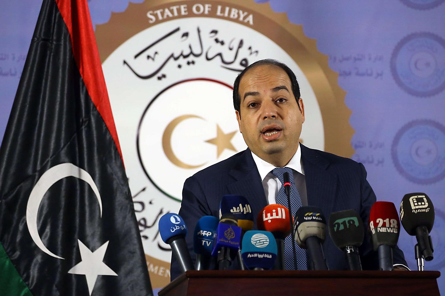نائب رئيس المجلس الرئاسي الليبي أحمد معيتيق في مؤتمر صحفي في طرابلس