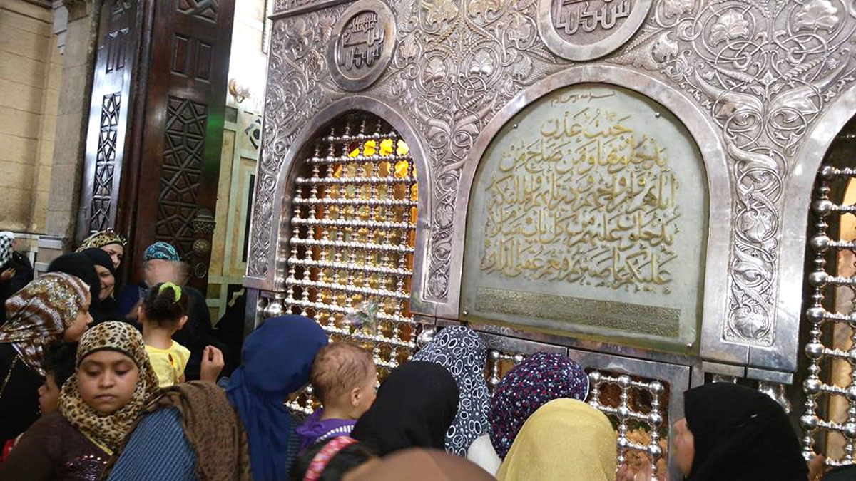 جدتي ينادونها بأم الشحات، وأنا لم أر الشحات هذا
