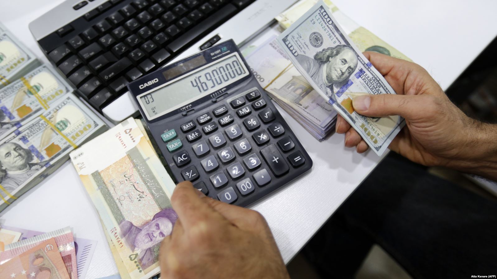 إيران تصنف تهريب العملة ضمن "الفساد في الأرض"