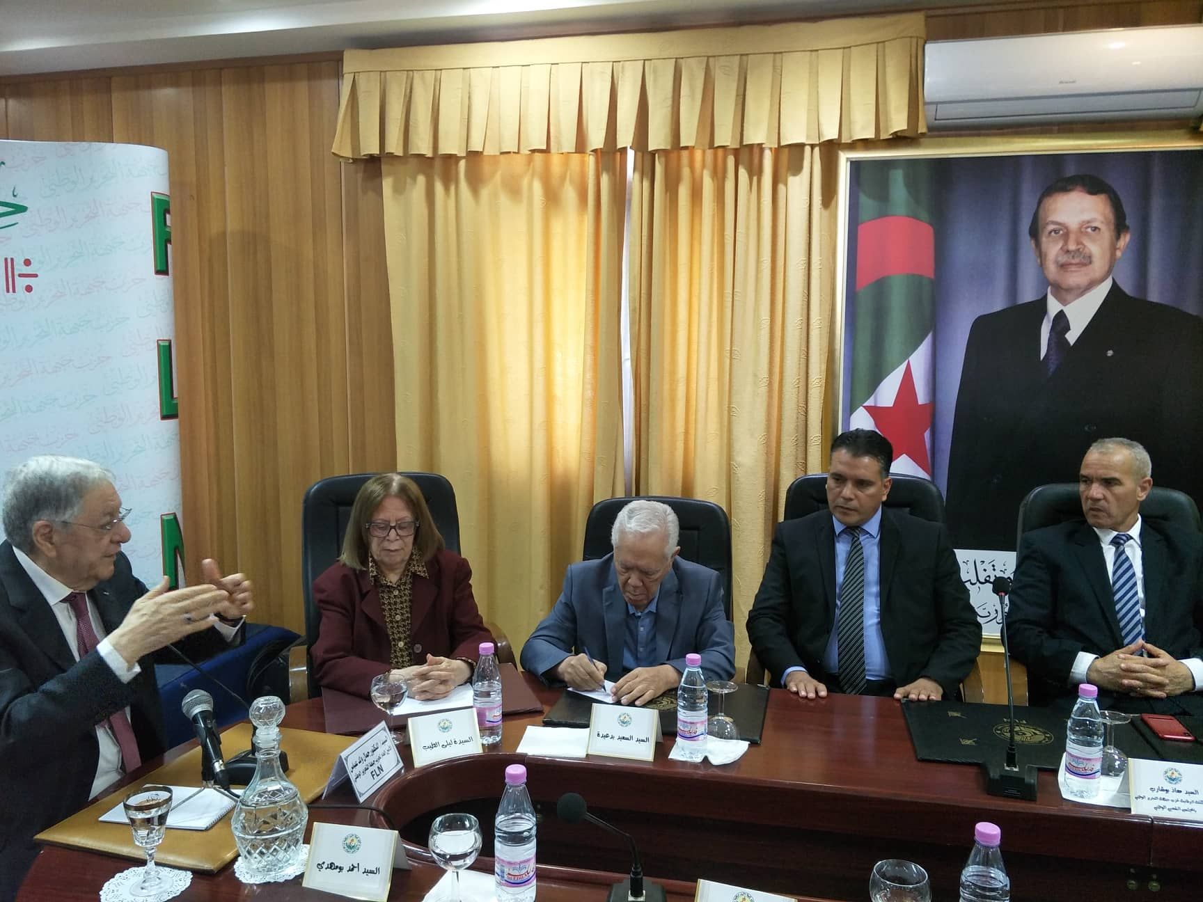 ولد عباس الأمين العام لجبهة التحرير اجتمع بالكتل البرلمانية للائتلاف الحاكم لسحب الثقة من بوحجة