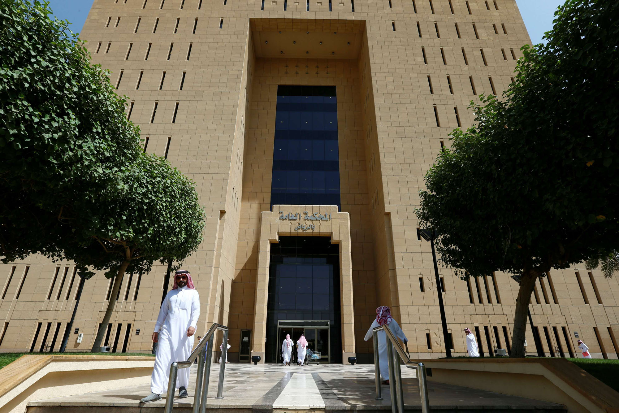 عشرات الموقوفين بتهم مشابهة امام القضاء