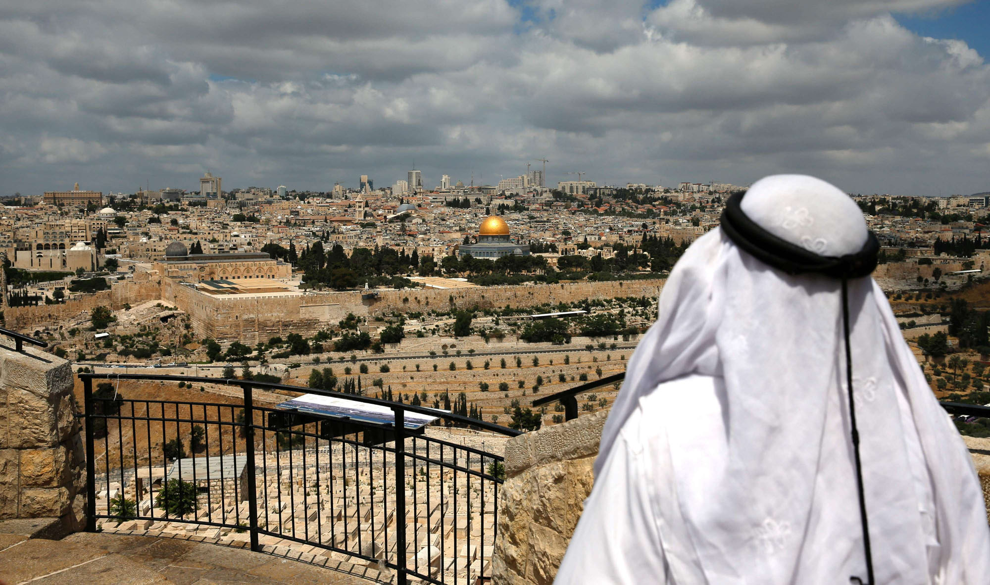 الخلافات جانبا في ظل الغموض المحيط  بمصير القدس