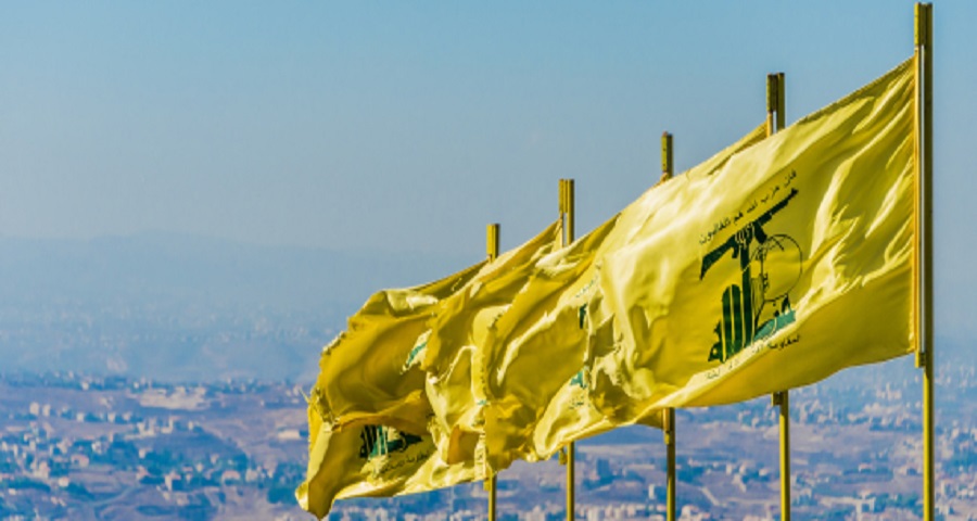 صورة لراية حزب الله وذخائر وأسلحة ضبطتها الشرطة الأرجنتينية لدى المشتبه فيهما