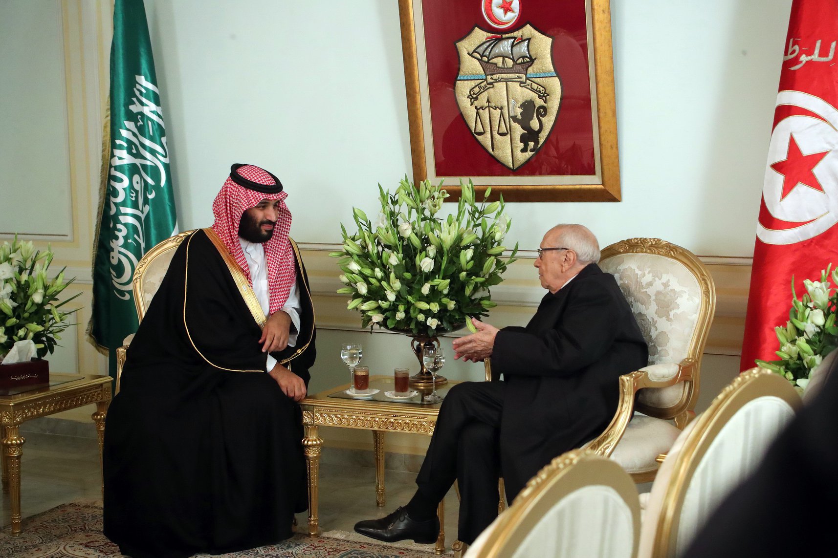 الرئيس التونسي الباجي قائد السبسي في مقدمة مستقبلي ولي العهد السعودي الأمير محمد بن سلمان