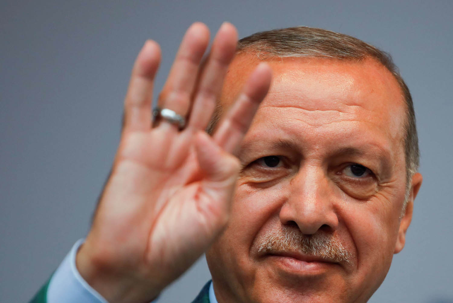 أردوغان يلوح بشعار رابعة الأخواني
