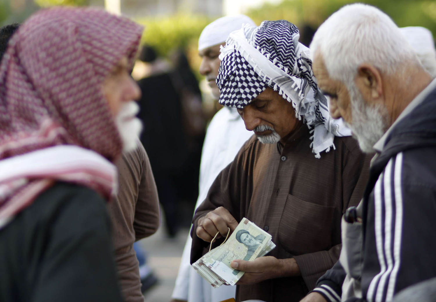 حجاج إيرانيون في العراق يصرفون ريالاتهم