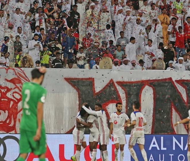 لاعبو الشارقة يحتفلون بفوزهم الكبير والمهم على الامارات