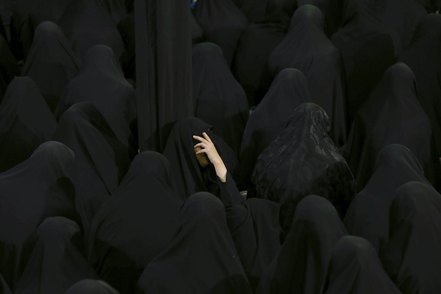 إيرانية تبكي وسط نساء في حفل شعائر كربلاء