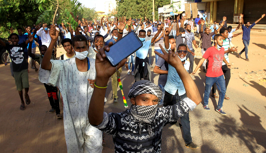 محتجون سودانيون