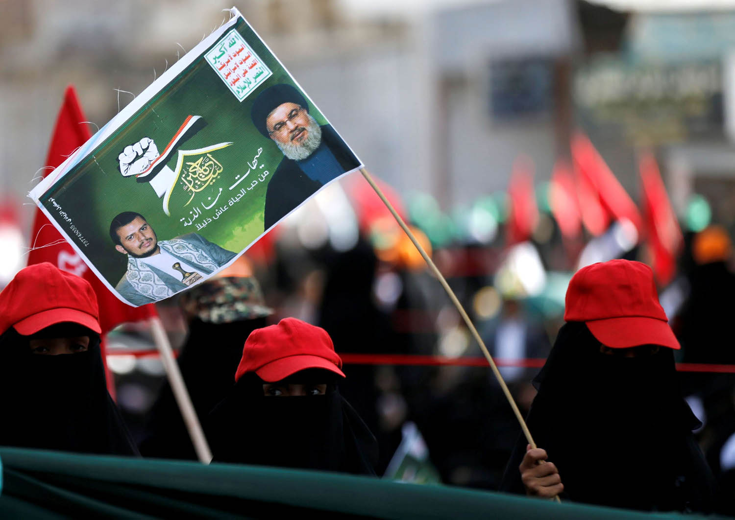 انصار الحوثي يرفعون صورة مشتركة لحسن نصرالله وعبدالملك الحوثي في صنعاء