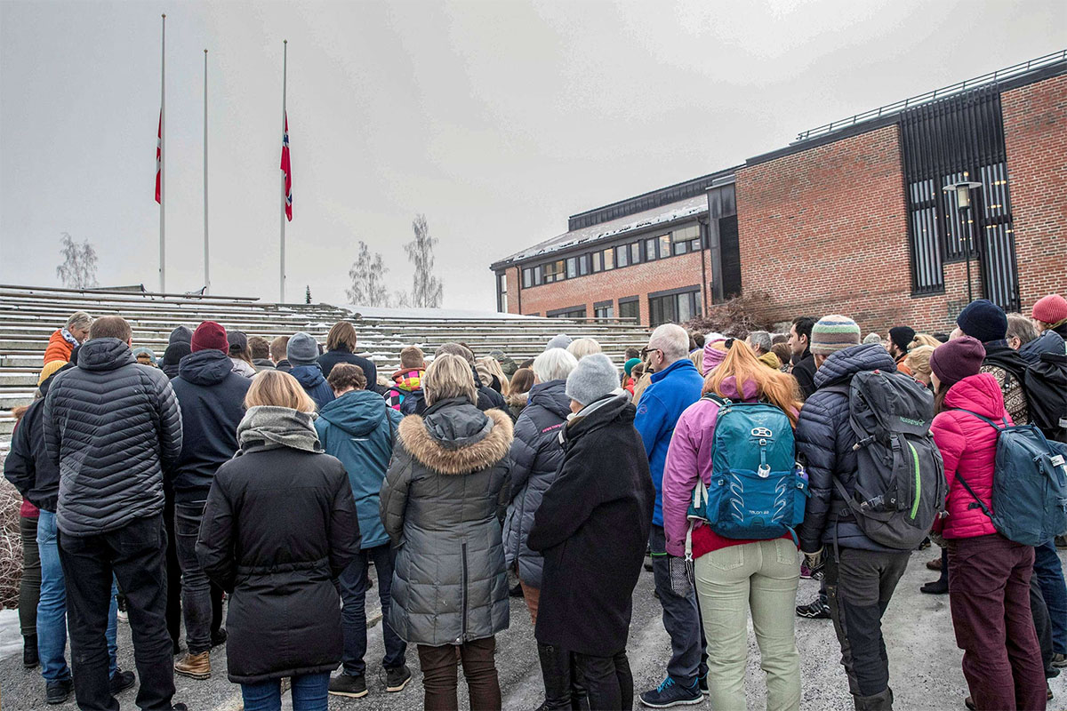 Two minutes of silence in honour of the two murdered women 