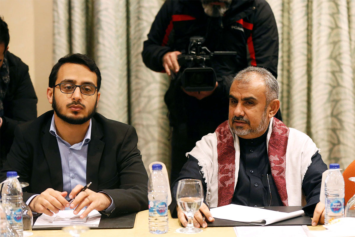 Hadi Haig (R), the head of the Yemeni Government delegation, attends a meeting to discuss prisoner swap deal 