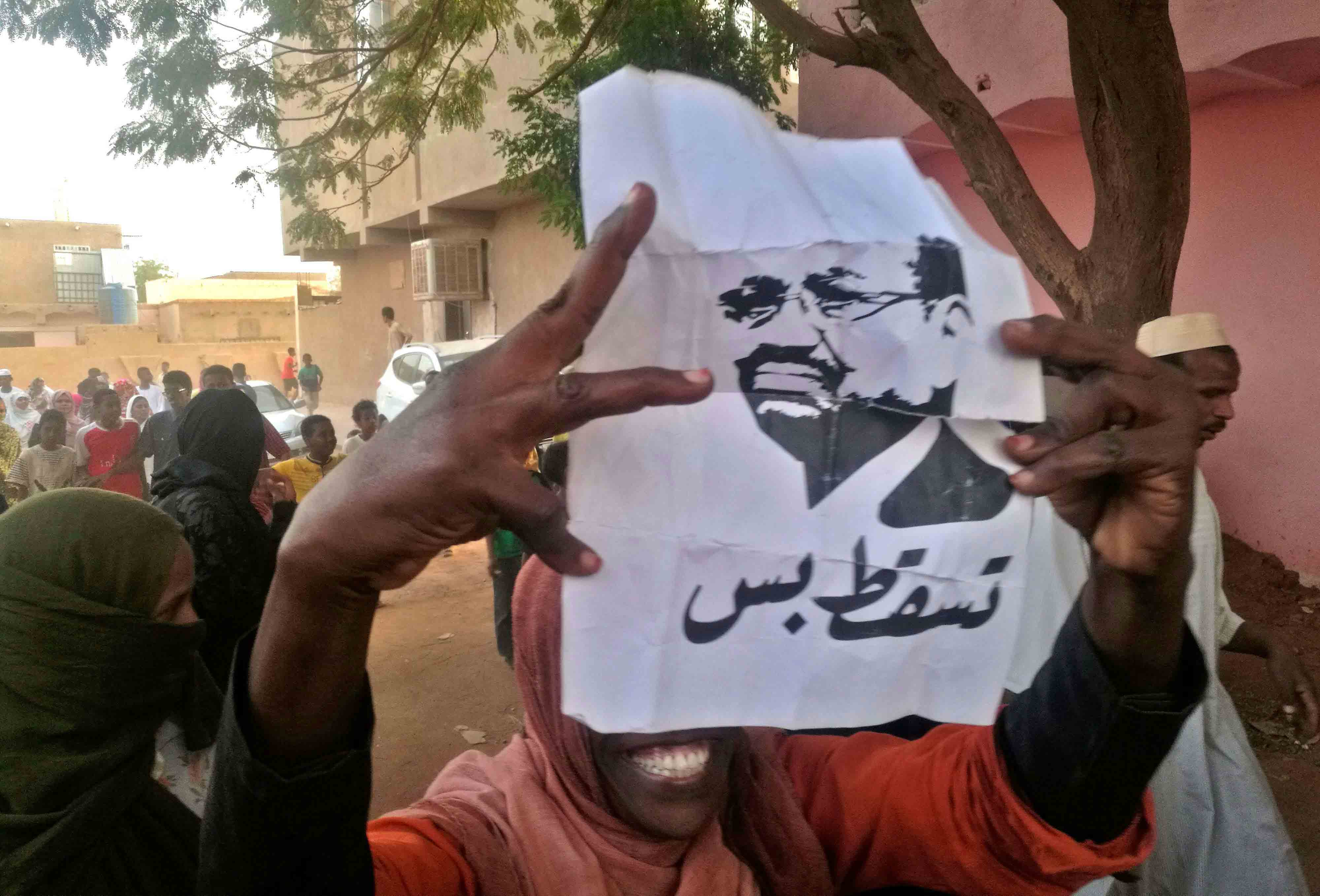 تنحي البشير مطلب شعبي