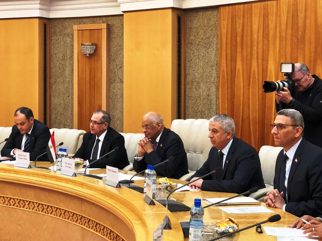 علي عبدالعال رئيس مجلس النواب المصري يتوسط أعضاء لجنة برلمانية