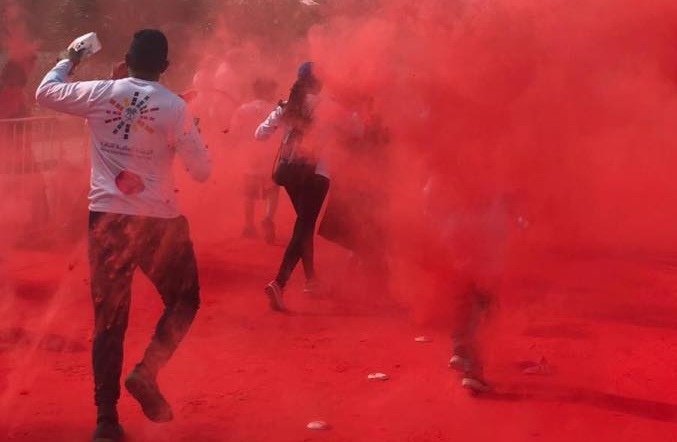 مشاركون في وسط موجة من الألوان (الصورة من صفحة مهرجان الألوان على فيسبوك)