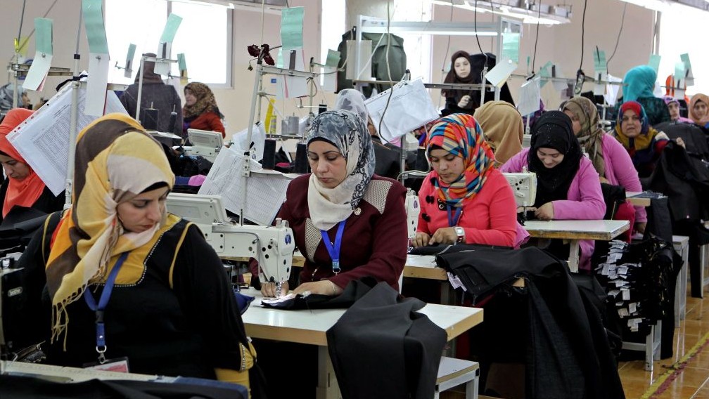 عاملات في مصنع للألبسة في الأردن