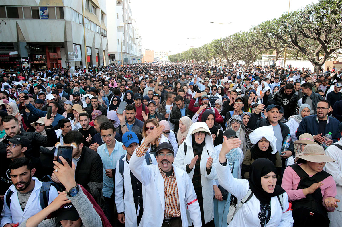 The protesting teachers were threatened by the ministry to return to the classroom or be sacked