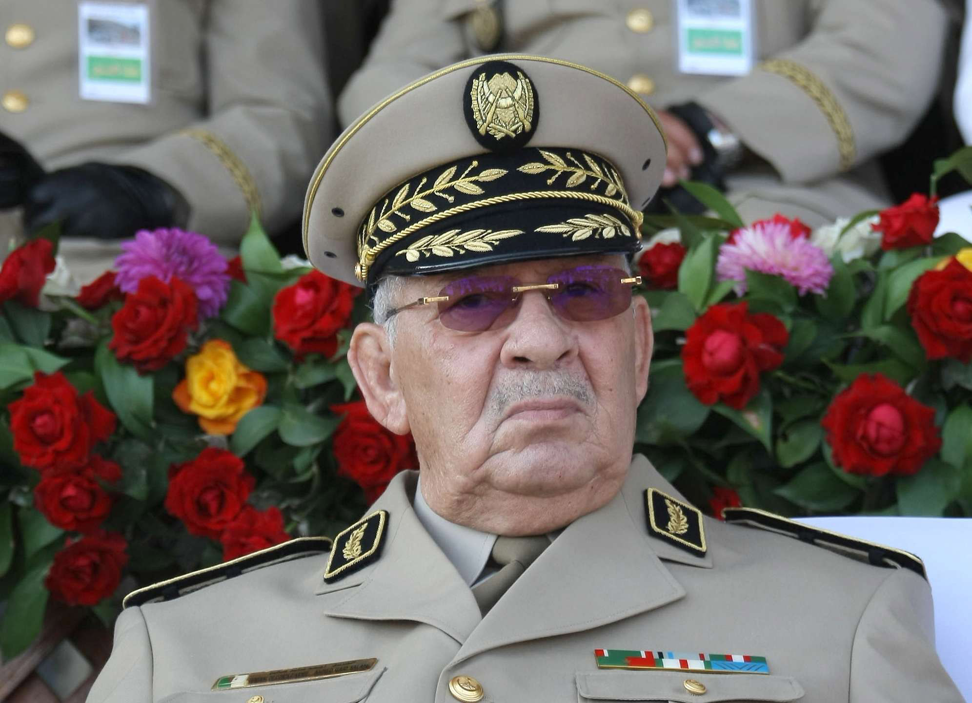الجيش يتعهد بتلبية مطالب المحتجين