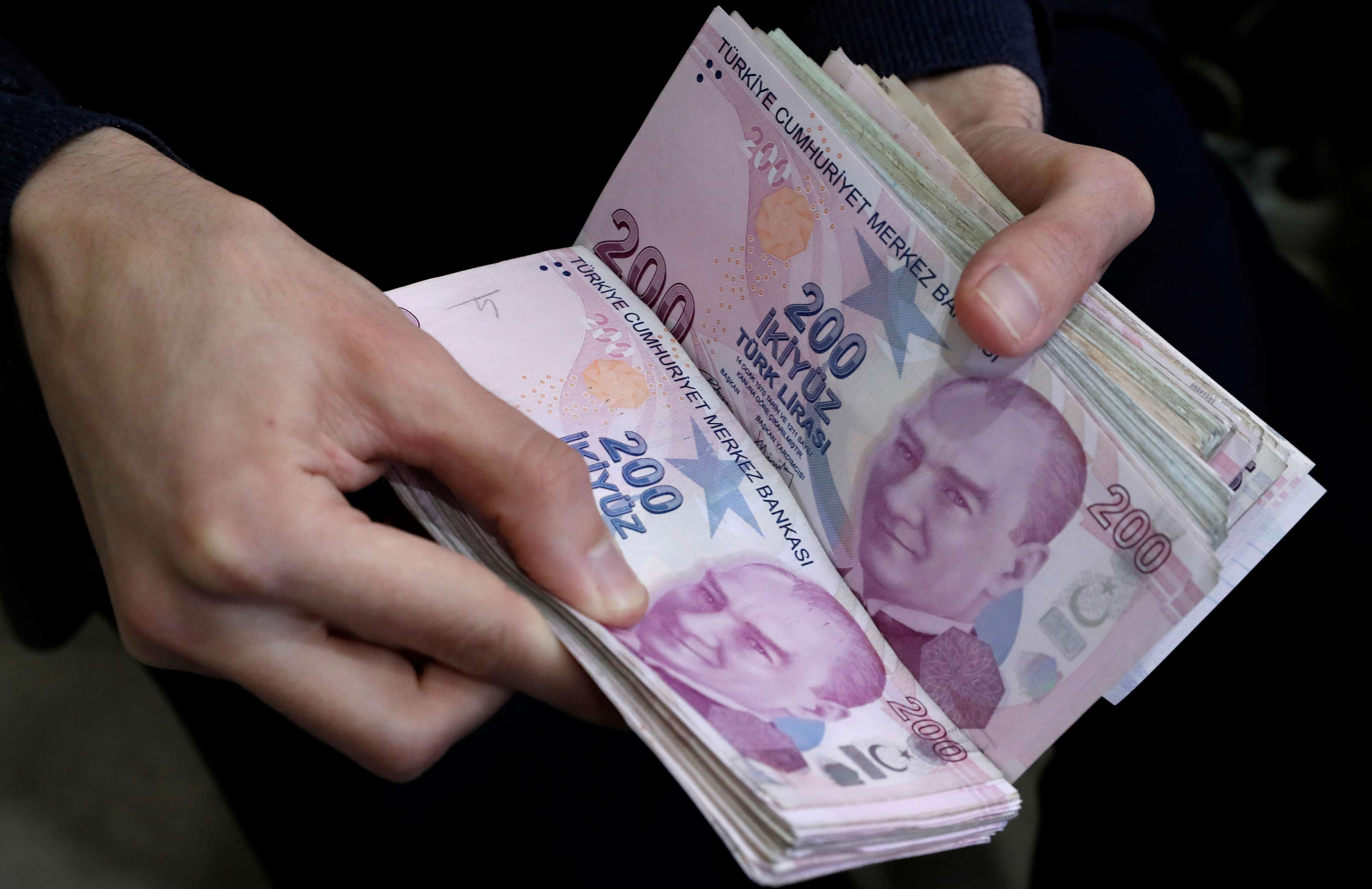 الليرة التركية تتقلب وسط موجات انهيار متواترة