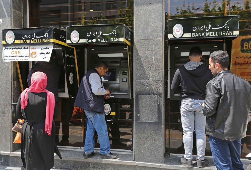 أزمة سيولة تطرق بقوة أبواب إيران مع اشتداد الضغوط الأميركية